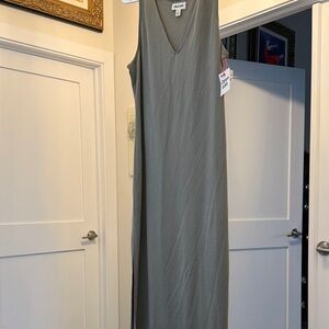 Elegant V-Neck Maxi Dress in Olive